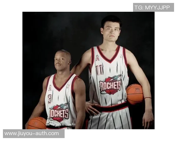 姚明与中国男篮众星合影留念展现团结与拼搏精神