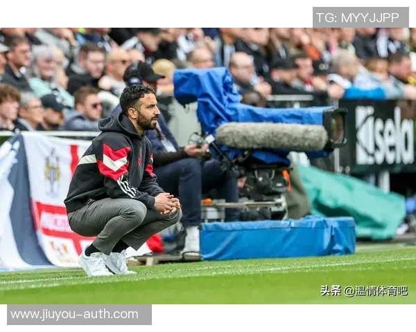 欧冠激战曼联大胜里昂帽子戏法引发争议判罚全场沸腾